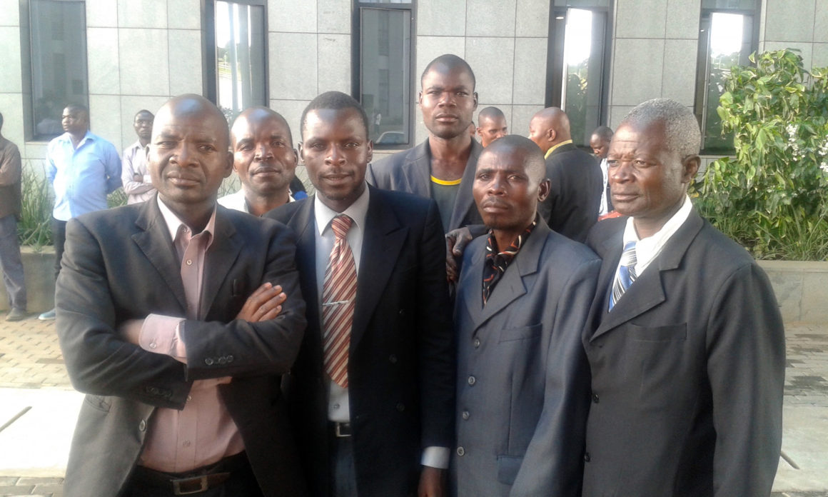 Il candidato Isaiah Emmanuel Sunganimoyo e il suo team